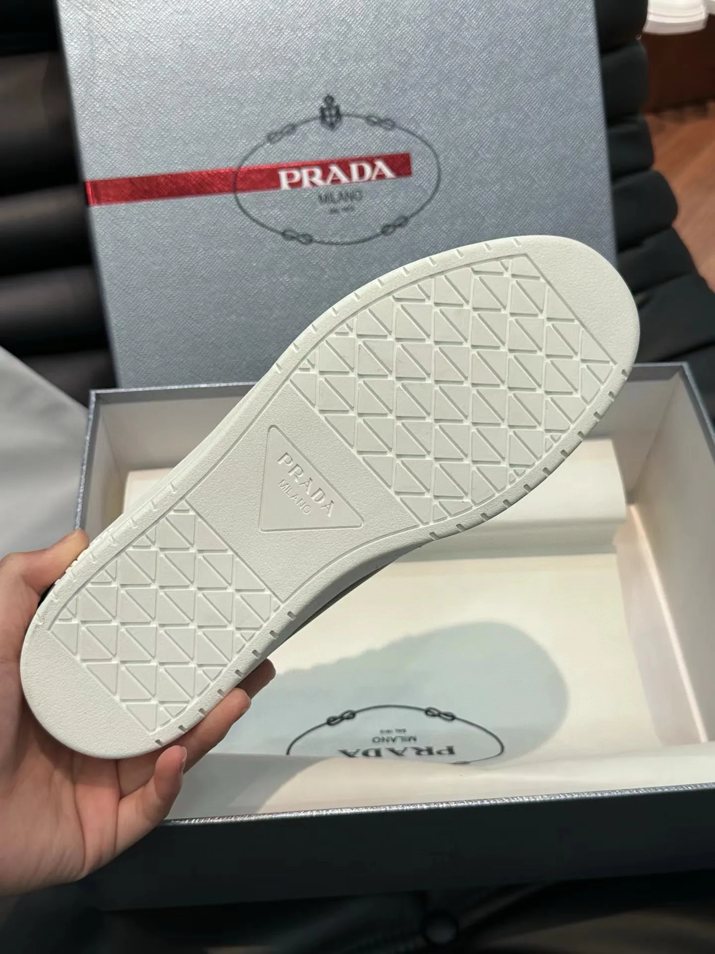 Factory price: 380💰Prada new men's leather sports shoes, the highest version on the market, any comparison is welcome🆚! The original leather has excellent texture and is super high-end! Fetal sheep net lining imported from Italy, removable pad! Luxurious materials and fine workmanship, highly recommended! Code number: 38-44, customized 45